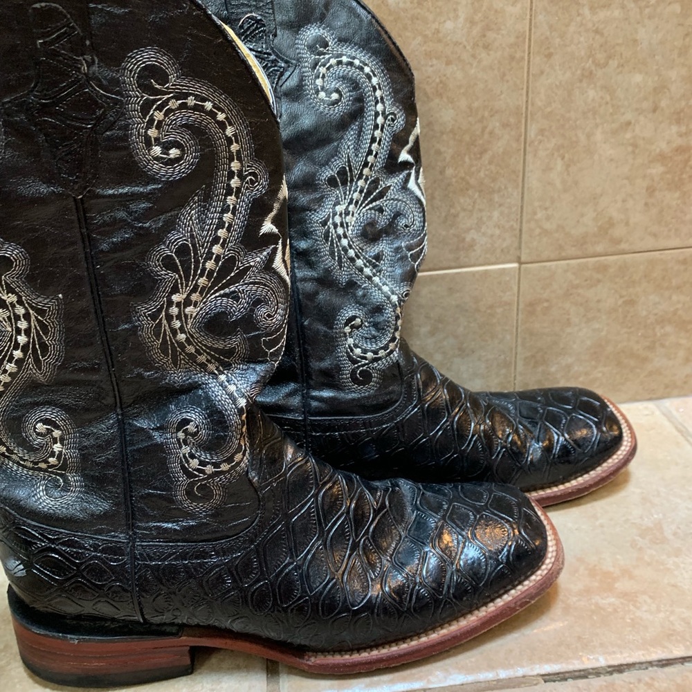 Men’s ferrying cowboy boots